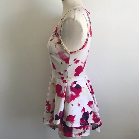 Floral Plunge Neck Romper 💕 - Picture 4 of 6